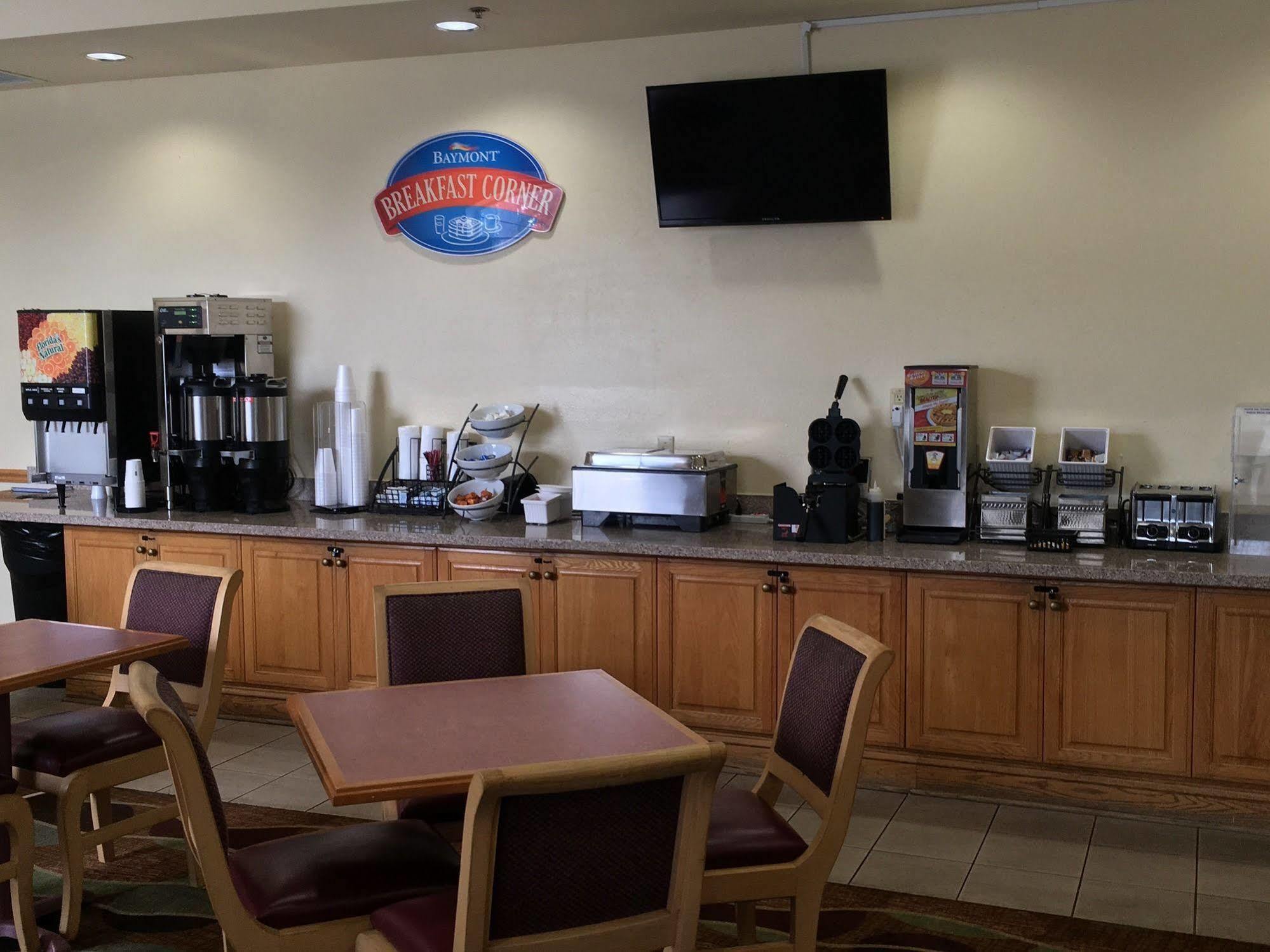 Baymont By Wyndham Fort Myers Airport Екстер'єр фото